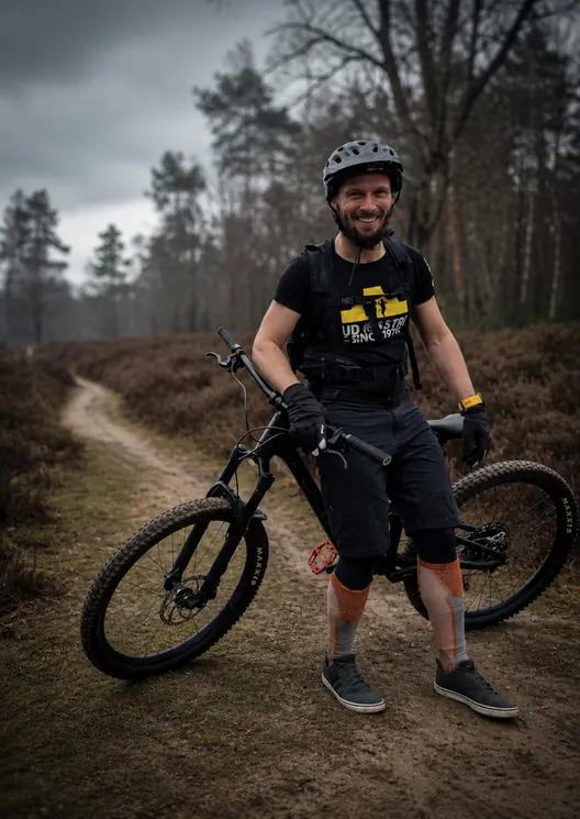Łukasz, oprichter van Drais, op een trail in het heidelandschap